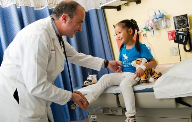 a doctor visits a child with osteoarthritis of the hip